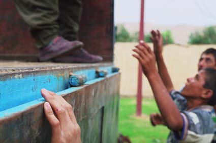 Déchargement d'un camion d'aide humanitaire (1)