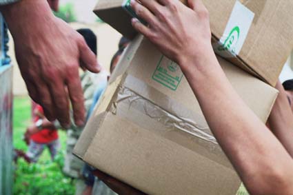 Déchargement d'un camion d'aide humanitaire (2)